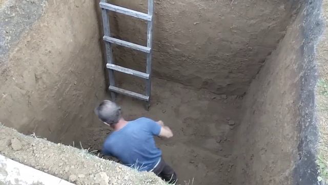 Копаем яму под погреб смотреть онлайн