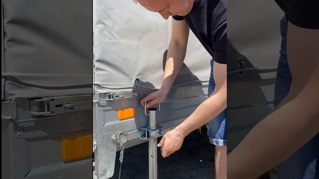 Стойка опорная с хомутом и фиксатором для легкового прицепа