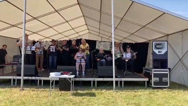 Feeling Groovy - sung by the Perthshire Ukulele group at the Kinross Show смотреть онлайн