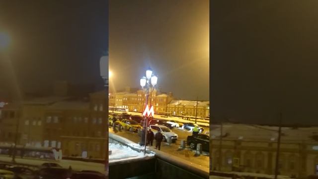 Комсомольская площадь или Трех вокзалов. Здесь людской поток никогда не истекает. Москва, Сегодня смотреть онлайн