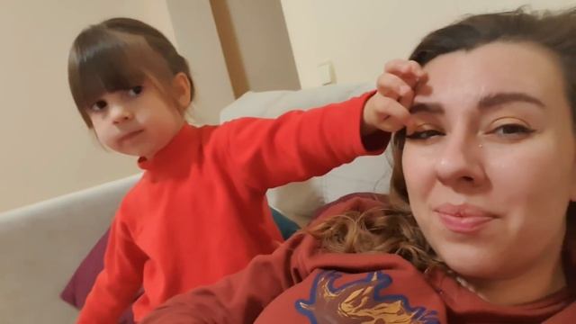 VLOG Будни многодетной мамы. Трёхлетняя девочка делает шикарный макияж маме. Дочки-матери. смотреть онлайн