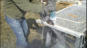 Режем болгаркой столешницу для кухни