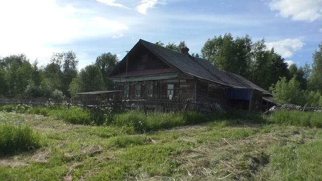 Деревня в глубинке. Тихая деревня в окружении лесов. Деревня без жителей. Заброшенные дома. смотреть онлайн