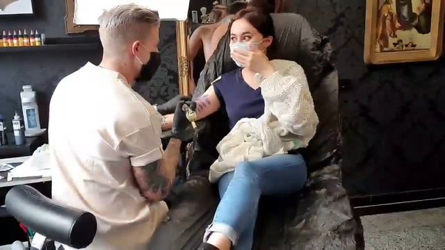 Topless Lady Accidentally Walks In on Stream смотреть онлайн