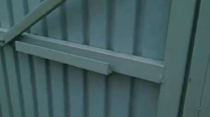 Простой Запор на ворота дачи своими руками, быстро и надежно.