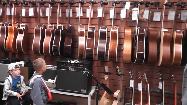 экскурсия в музыкальный магазин "Ловец нот" смотреть онлайн