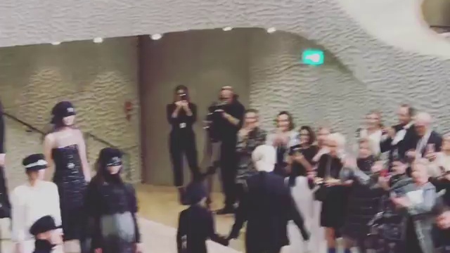 Чествование Карла на показе Шанель смотреть онлайн