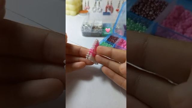 Брелок ＂Барби＂ из бисера ? #бисер #бисероплетение #барби #barbieБрелок "Барби" из бисера ? #бисер смотреть онлайн