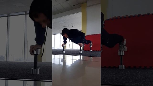 Отжимания на упорах, управление равновесием. смотреть онлайн