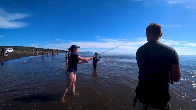 На рыбалку всей семьёй. Ловим горбушу на Сахалине смотреть онлайн