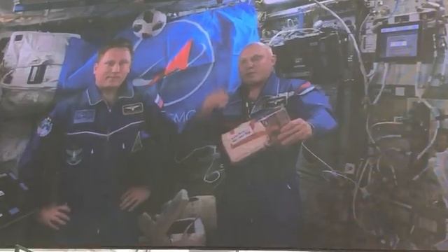 Космонавты на борту МКС показали спутники "СириусСат" смотреть онлайн