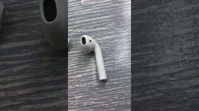 Наушники AirPods с зарядным футляром смотреть онлайн