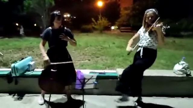 ДЕВОЧКИ ИГРАЮТ В КЕРЧИ НА НАБЕРЕЖНОЙ смотреть онлайн