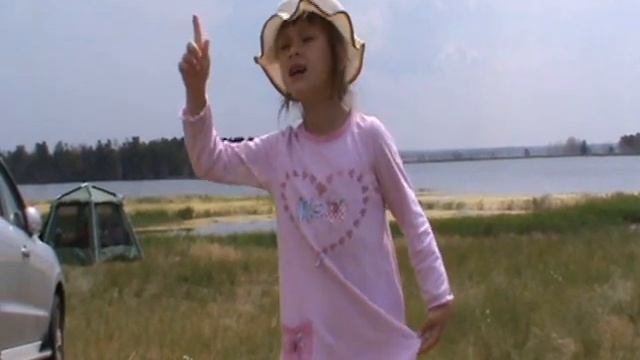 Флаг России исполняет Лиза. смотреть онлайн