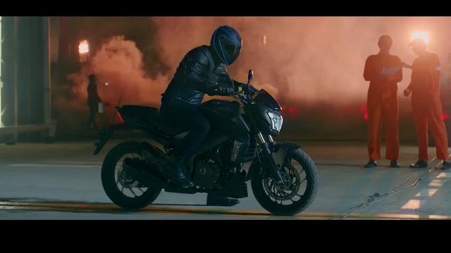 Bajaj Dominar 400 ПРОТИВ Социальных медиа - Эпизод второй (Hyper-agility Vs Hyper swipe) смотреть онлайн