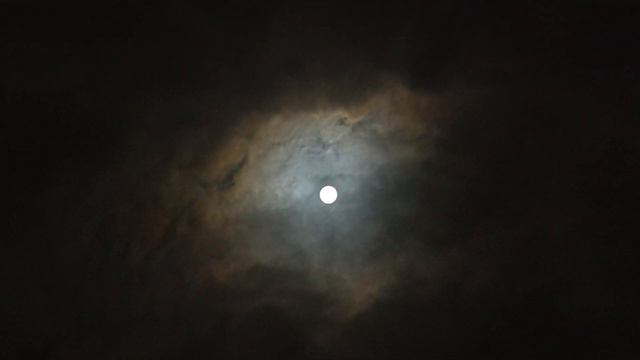 Moon in Night Sky. Moon in the clouds. 4K video 2 min 40s смотреть онлайн