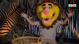 Игорь Ознобихин разносит завтраки в пищащем костюме льва