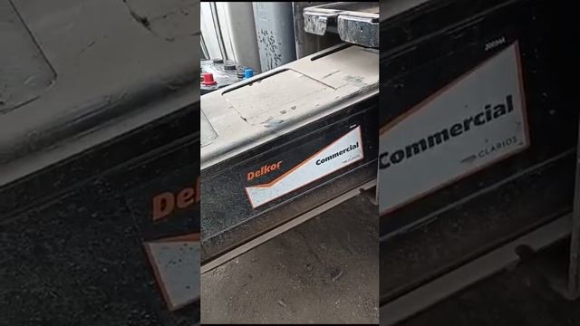 X6000 Аккумуляторы достаются легким движением руки.