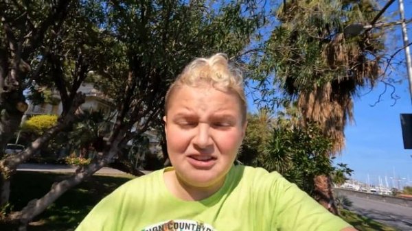 ПСИХ ОХОТИТСЯ ЗА НАМИ!