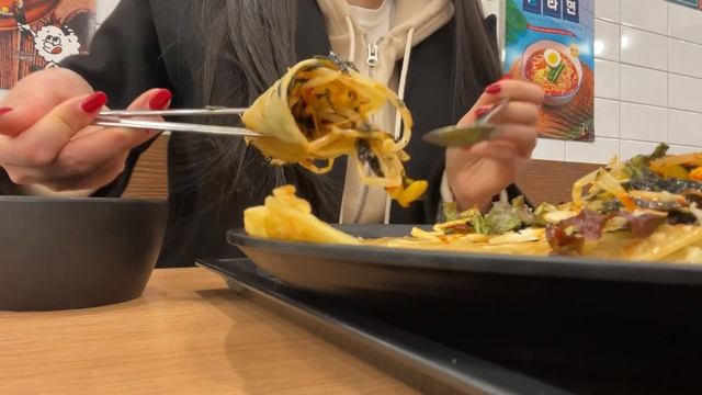 sub)?혼술 즐기는 자취생 | 강아지와 함께하는 먹방 브이로그(명란크림파스타, 양배추토스트, 비빔만두, 참치김밥) | 삼성동맛집 | 노티드도넛 смотреть онлайн