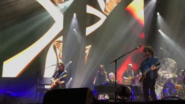 Handle with care Dhani Harrison, Jeff Lynne Wednesday June 26th /2019 @ 9PM PST / Rogers Arena смотреть онлайн