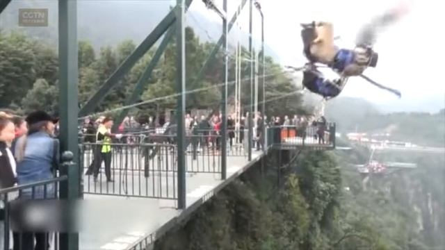 Качели на обрыве. Пощекотать нервы теперь можно в городе Чунцин [Age0+] смотреть онлайн