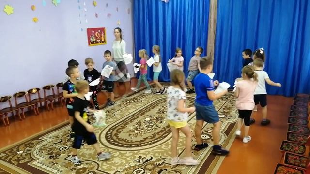 музыкальное упражнение с бумагой. смотреть онлайн