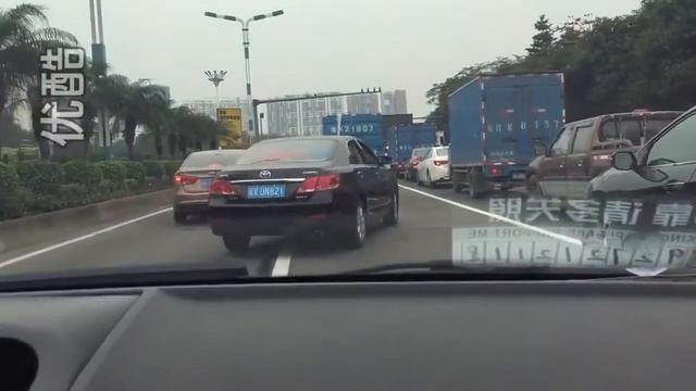 Китай , немаркированный полицейский авто преследует грузовик