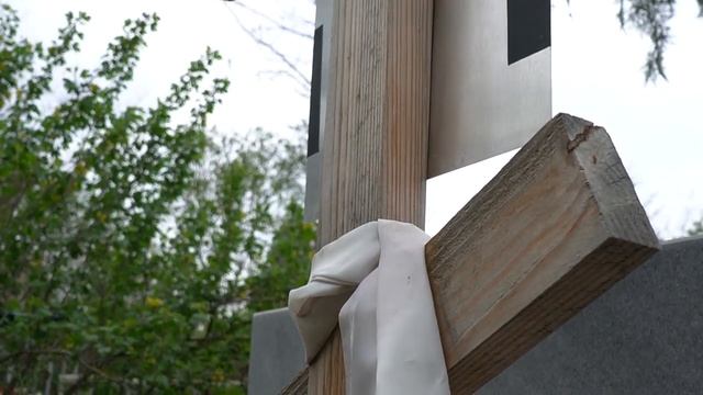 Искусственные цветы и брошенные могилы. смотреть онлайн