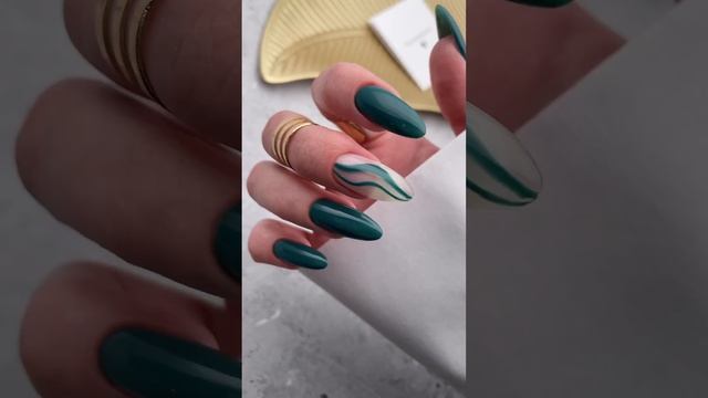 Неотразимый маникюр с волнистыми линиями в самом новогоднем цвете #beautix925 смотреть онлайн