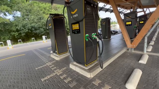 This Amazing EV Charging Station Is Mainland Europe’s Most Popular Tesla Supercharger! смотреть онлайн