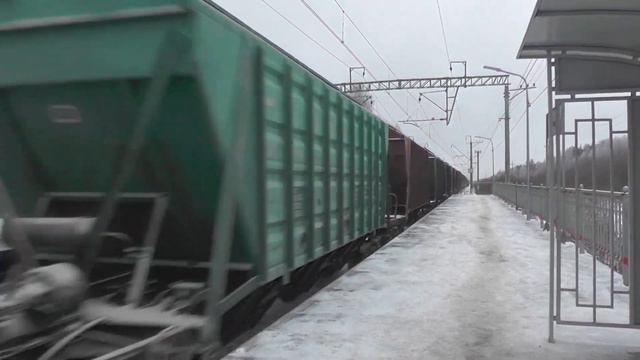 Электровоз 2ЭС4К-014 "Дончак" с грузовым поездом смотреть онлайн