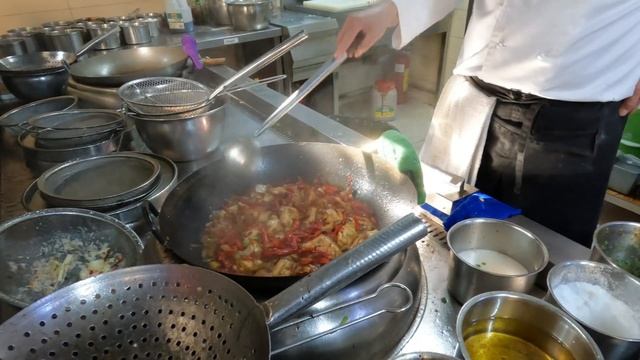 НАШУМЕВШЕЕ БЛЮДО ЛАЗЫДЖИ ОТ ДЯДЬ НУРИКА, КУРИНЫЕ КРЫЛЫШКИ С ПЕРЦЕМ И РИСОМ смотреть онлайн