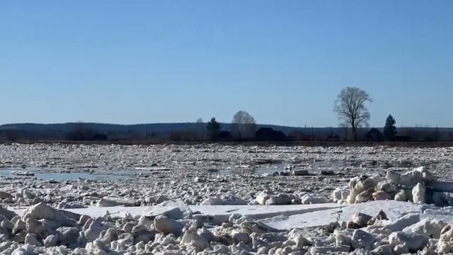 Ледоход на реке Чусовая, Пермский край. Весна 2021. смотреть онлайн