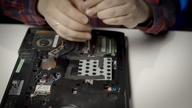 Давно пора! // Меняем HDD на SSD в ноутбуке // PING 120 смотреть онлайн