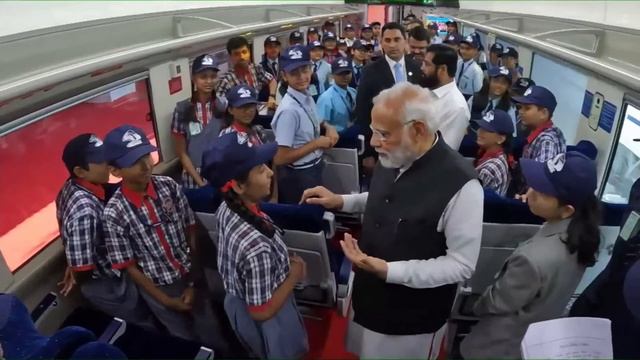 Visuals of PM Modi flagging off Vande Bharat Trains from Chhatrapati Shivaji Maharaj Terminus смотреть онлайн