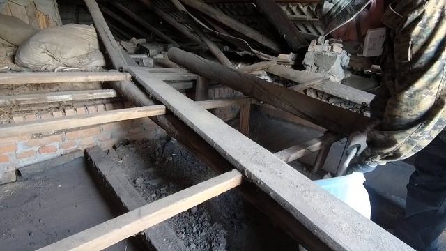 расчистка чердачного перекрытия / ремонт дома своими руками