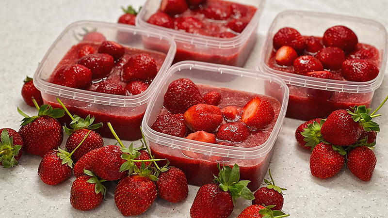 ?ЗАМОРОЗКА КЛУБНИКИ НА ЗИМУ. Самый БЫСТРЫЙ и ЛЕГКИЙ рецепт. смотреть онлайн