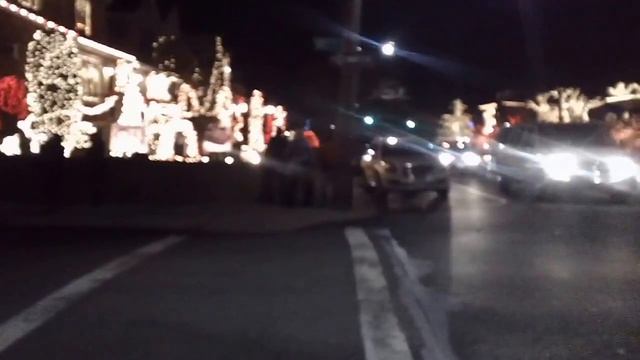 ДОМА УКРАШЕННЫЕ К РОЖДЕСТВУ В БРУКЛИНЕ смотреть онлайн