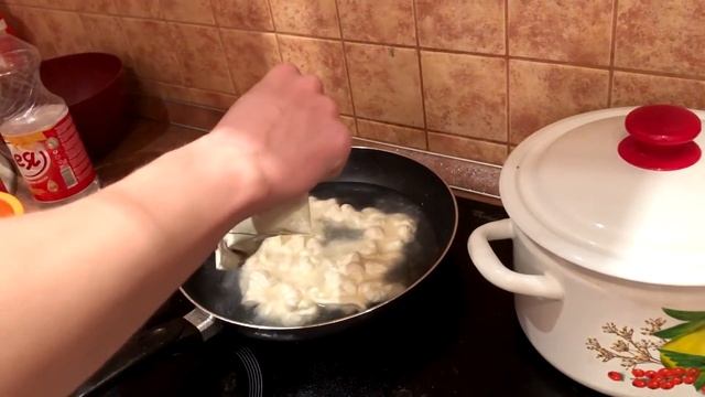 ОЧЕНЬ ВКУСНАЯ ЖАРЕНАЯ КУРИЦА НА СКОВОРОДКЕ В СОУСЕ ЗА 100 РУБЛЕЙ. БОМЖ ОБЕД смотреть онлайн