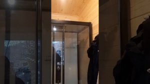 Внутренняя отделка бани вагонкой. монтаж душевой кабины в узкой комнате.