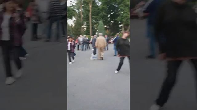 Харьков;танцы в парке; Светлана солирует. смотреть онлайн