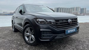 Оклеен матовой, полиуретановой плёнкой SunTek. Покраска молдингов и черная виниловая плёнка.Антихром