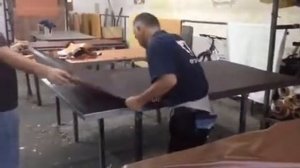 нанесение плёнки на дверь