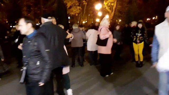 ГАЛИНА!???/ТАНЦЫ В ПАРКЕ ГОРЬКОГО ХАРЬКОВ ОКТЯБРЬ 2021 смотреть онлайн