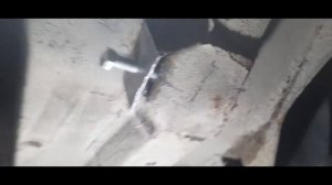 Прикипел длинный болт крепления реактивной тяги во втулке лонжерона Ваз-Нива Выход есть