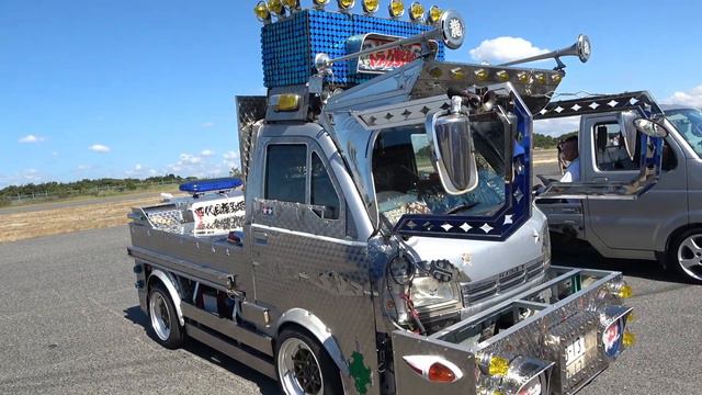 【旧車】ヤンチャなカスタム車が舞洲に集結！第9回はろーすぺしゃる 軽トラ箱トラ大集合 смотреть онлайн