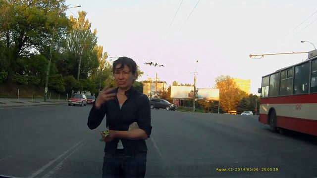 В Кишиневе женщина с камнем в руке требовала у водителей дать ей денег смотреть онлайн