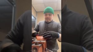 Электрическая цепная пила при распилке дерева останавливается цепь
