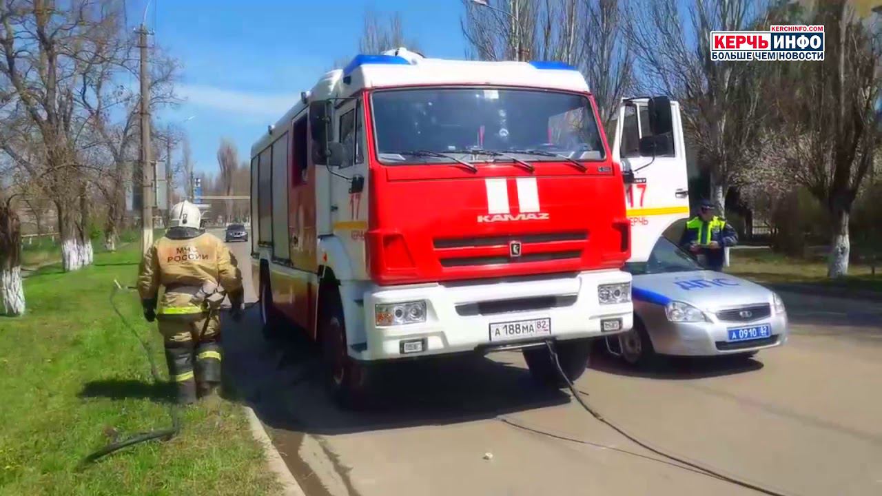 Авария в Керчи: девушка на «Форде» врезалась в столб смотреть онлайн